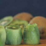 how to cut a kiwi